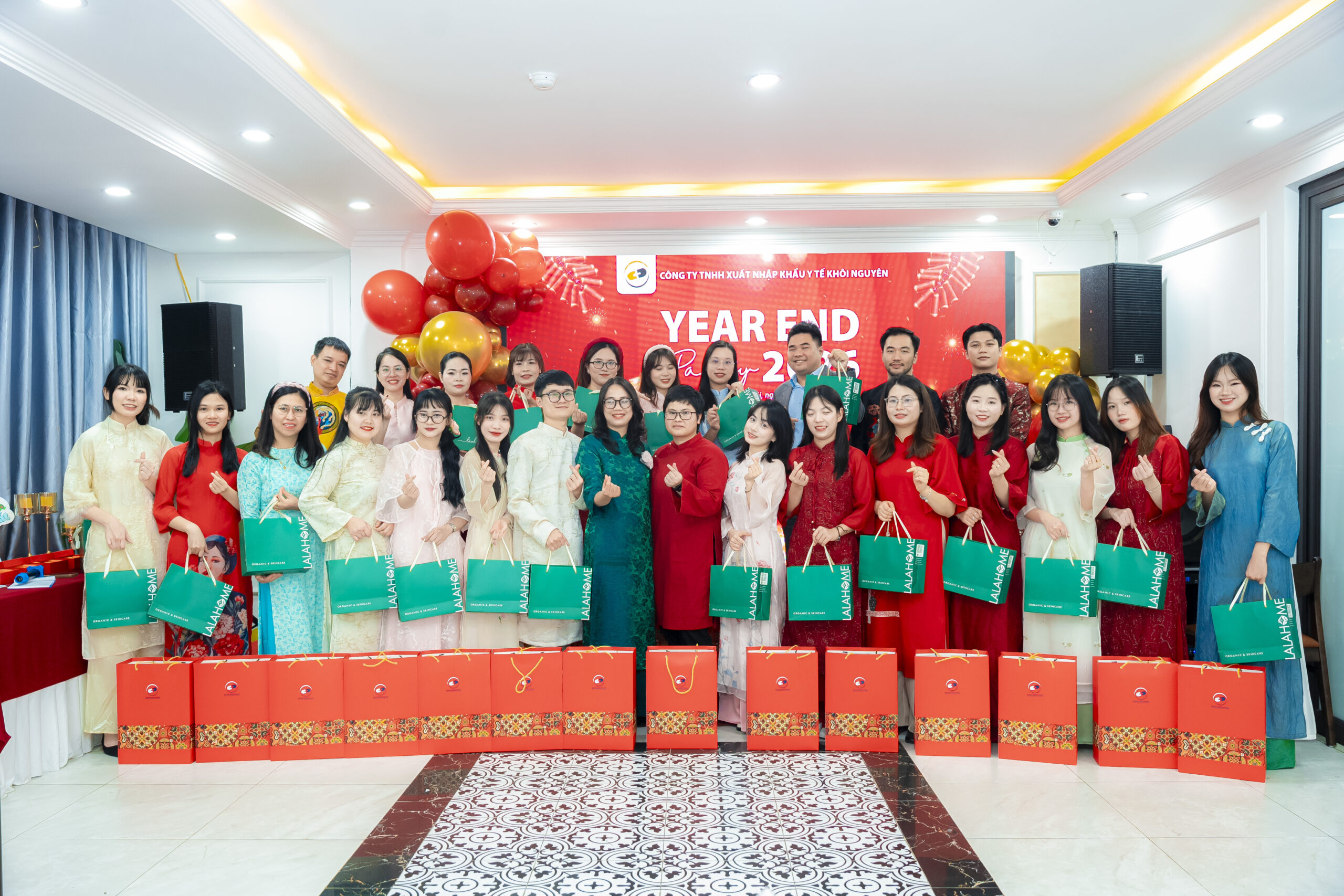 Khôi Nguyên tri ân toàn bộ nhân viên