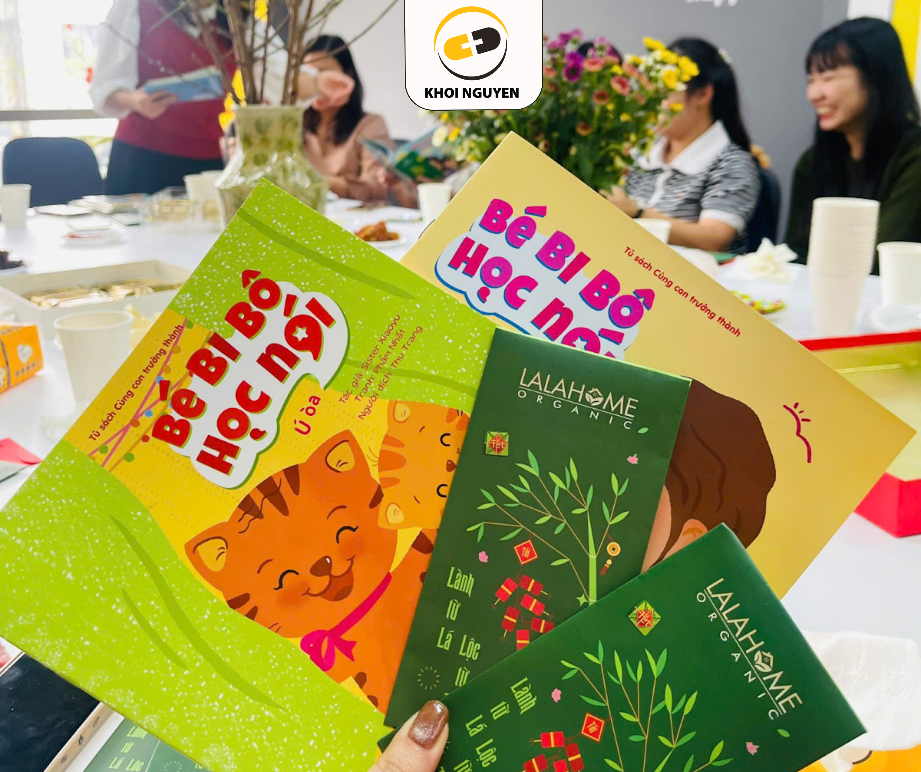 Khôi Nguyên lì xì lấy may đầu năm mới